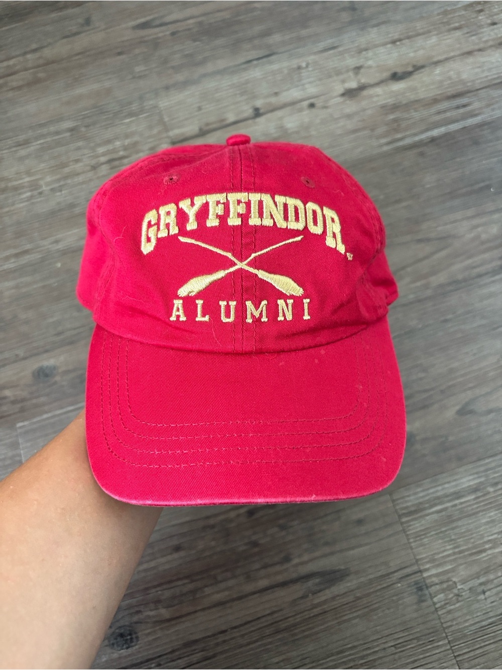 UNIVERSAL STUDIOS HARRY POTTER GRYFFINDOR ALUMNI RED BASEBALL HAT